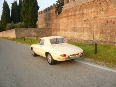 Keskivaimennin Alfa Romeo Duetto / Spider 1° serie - 1750 (114CV) 'Osso di Seppia' 1967-1969, Ragazzon